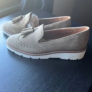 Find- Beige loafers